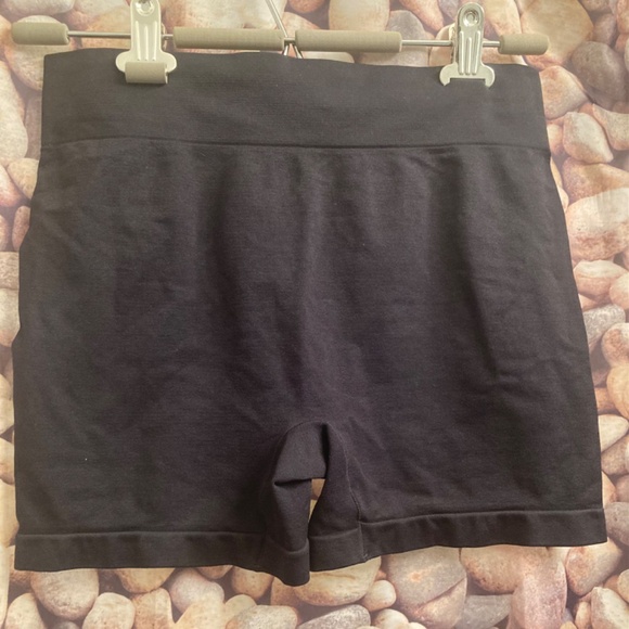 Miiyu by Simons - women’s Black bike shorts- sz Med/ Lge with 3 inch inseam - Picture 2 of 3